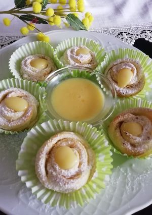 Foto di Dolci di sfoglia al limone a forma di rosa con lemon curd