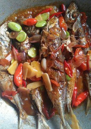 Foto resep Ikan layang saus petai... Yummy..