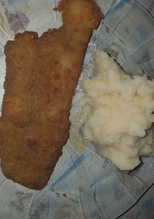 Una foto de Milanesas de merluza con puré