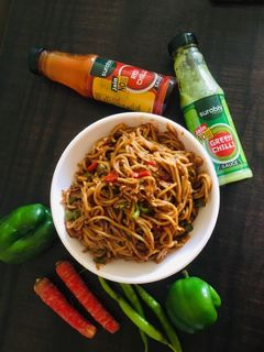 વેજ હકકા નૂડલ્સ (Veg Hakka Noodles Recipe In Gujarati) રેસીપી મુખ્ય ફોટો