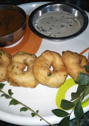 A picture of #साउथइंडियन मेंदु वडा.