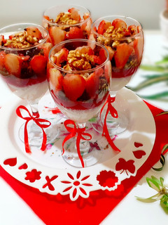 عکسی از دستور پودینگ ژله توت فرنگی(دسر توت فرنگی بمب انرژی)