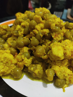 Una foto de Salteado vegano de arvejas y tofu (🌱)