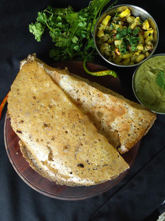 फलाहारी डोसा और आलू मसाला (Falahari Dosa and Aloo Masala Recipe in Hindi) रेसिपी मुख्य फोटो