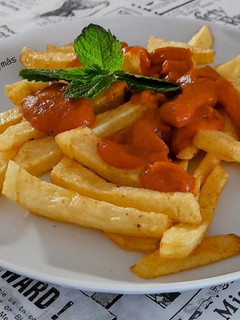 Una foto de Patatas fritas con tomate casero