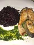 Salmón en salsa pesto de eneldo, con arroz negro