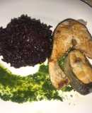 Salmón en salsa pesto de eneldo, con arroz negro
