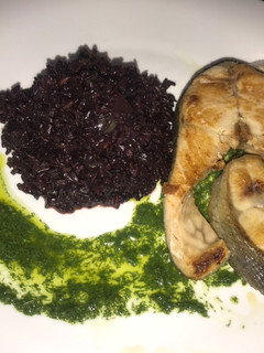 Una foto de Salmón en salsa pesto de eneldo, con arroz negro