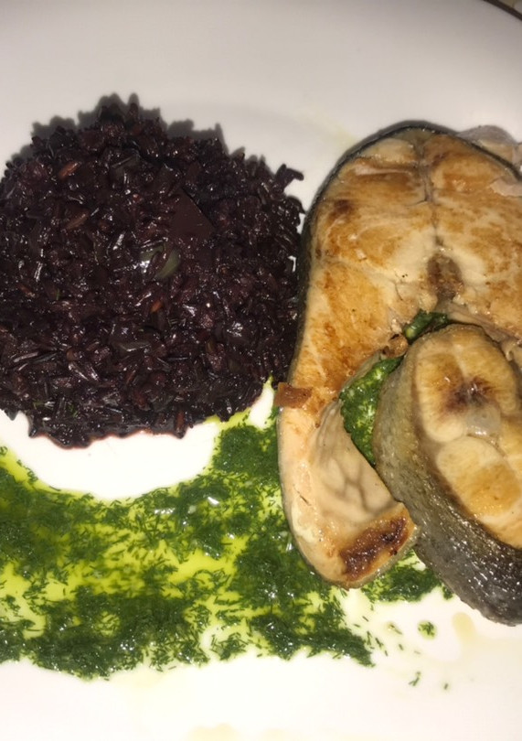 Una foto de Salmón en salsa pesto de eneldo, con arroz negro
