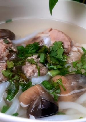 Hình của món Bánh canh sườn thịt viên.