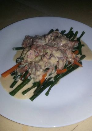 Una foto de Ensalada hervida con salsa de queso y longaniza