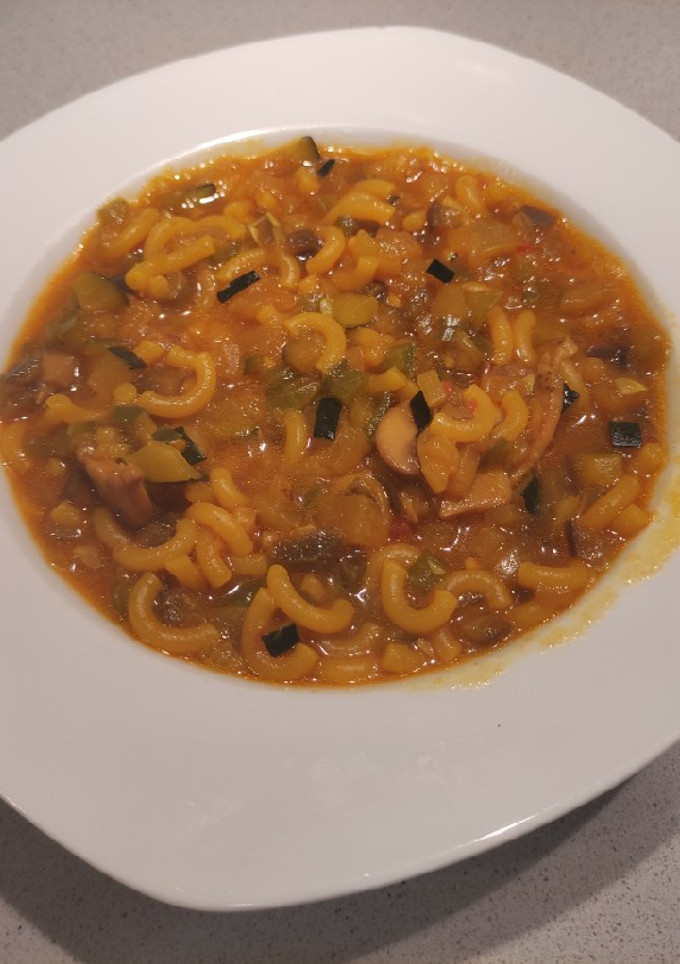 Una foto de Fideuá con verduras