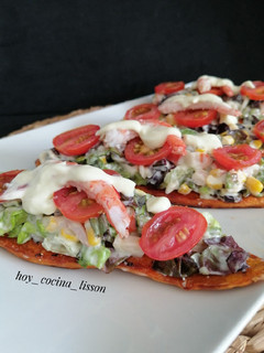 Una foto de Tosta de boniato con ensalada de gambas