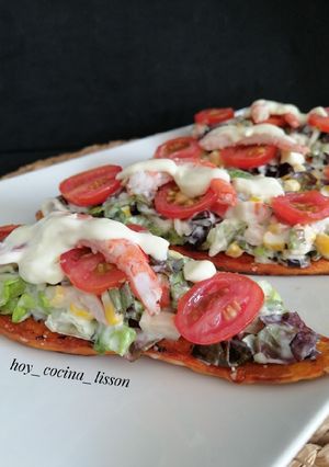 Una foto de Tosta de boniato con ensalada de gambas