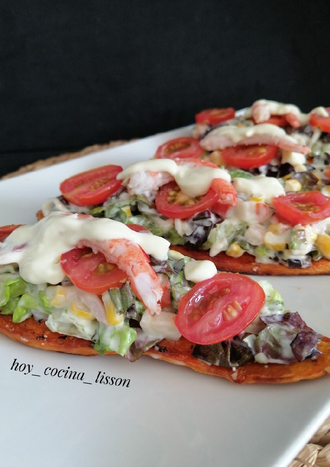 Una foto de Tosta de boniato con ensalada de gambas