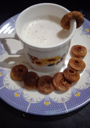 અંજીર મિલ્કશેક (Anjeer Milkshake Recipe In Gujarati) રેસીપી મુખ્ય ફોટો