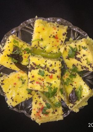 सूजी बेसन ढोकला (Suji Besan Dhokla recipe in Hindi) रेसिपी मुख्य फोटो