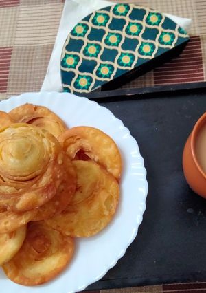 A picture of Lachcha aloo Mathri.
