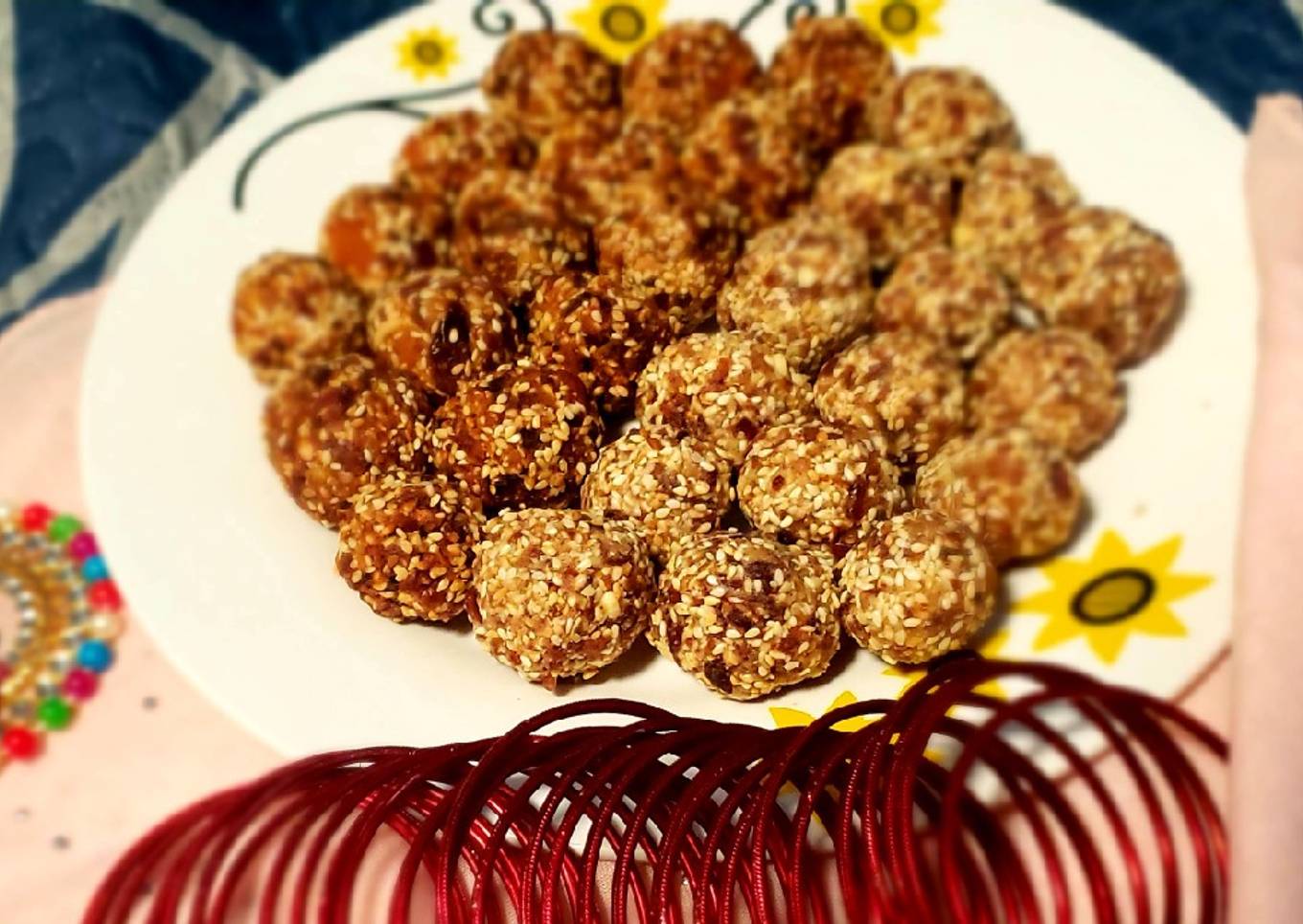 Dates laddo in two flavors