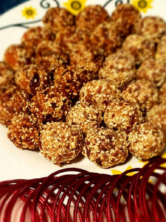 A picture of Dates laddo in two flavors.