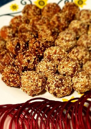 A picture of Dates laddo in two flavors.