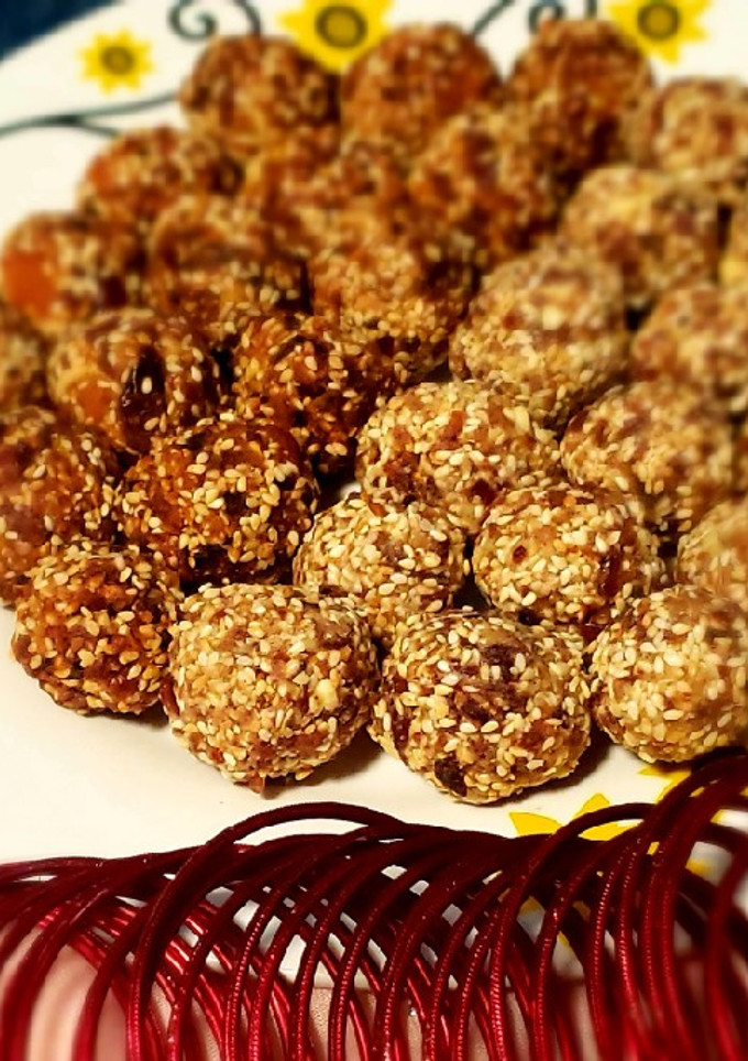 A picture of Dates laddo in two flavors.