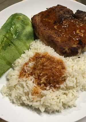Una foto de Chuletas de Cerdo Fritas con Salsa Encebollada
