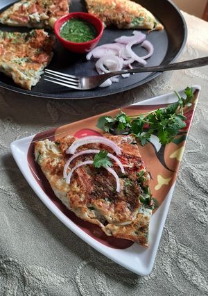 A picture of Spinach Frittata with green chutney.