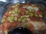 Una foto de tilapia con perejil