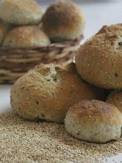 Una foto de Pan de tres semillas