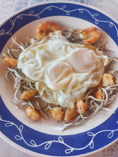 Una foto de Gulas con gambas y huevo frito