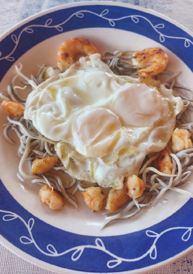 Una foto de Gulas con gambas y huevo frito