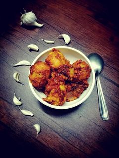 લસણીયા બટાકા (Lasaniya Bataka Recipe In Gujarati) રેસીપી મુખ્ય ફોટો