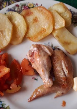 Una foto de Pollo con papa y tomate 😋