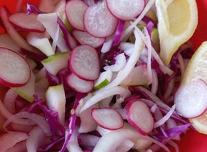 Una foto de Ensalada vegana fresca multicolor