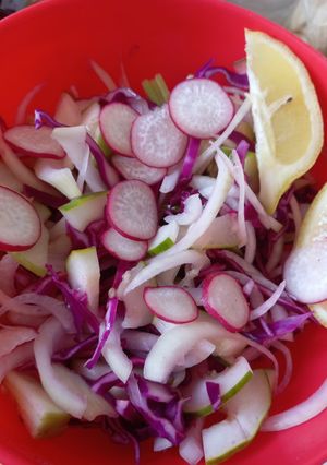 Una foto de Ensalada vegana fresca multicolor