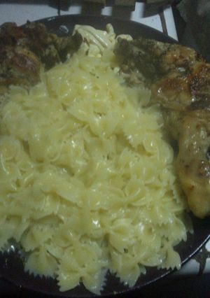 Una foto de Pollo a horno con moñas!