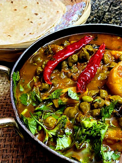 आलू छोलिया की सब्ज़ी (aloo choliya ki sabzi recipe in Hindi) रेसिपी मुख्य फोटो