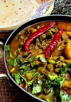 आलू छोलिया की सब्ज़ी (aloo choliya ki sabzi recipe in Hindi) रेसिपी मुख्य फोटो
