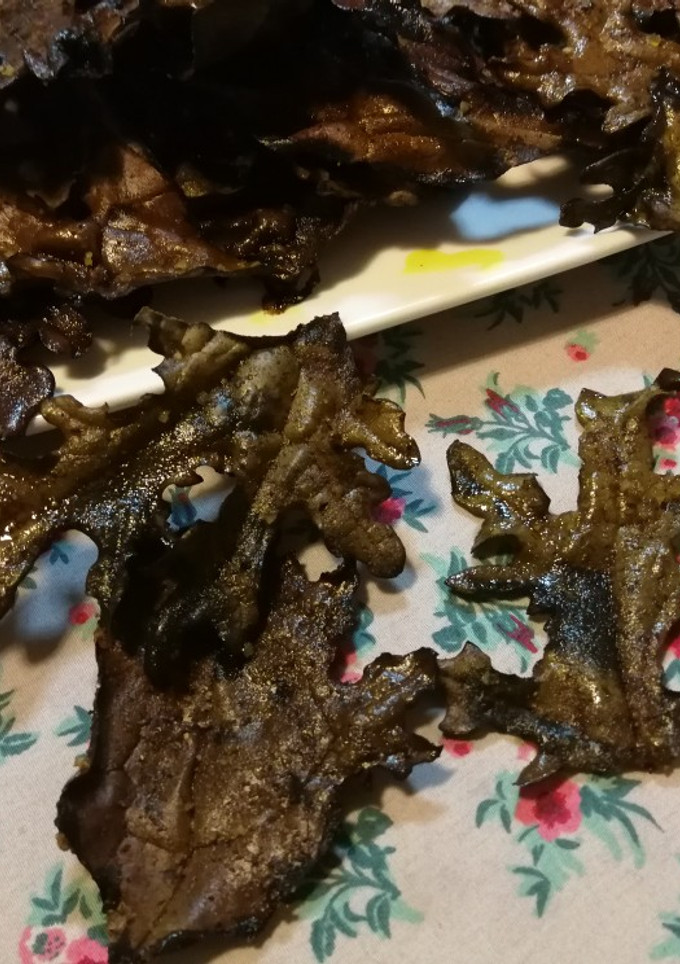 Una foto de Chips de kale vegetariana