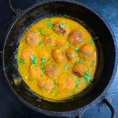 A picture of Chhena tarakari (Paneer dumplings curry).