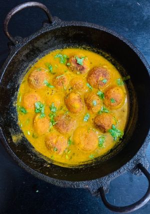 A picture of Chhena tarakari (Paneer dumplings curry).