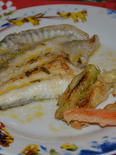 Una foto de Rodaballo en salsa Meunière y tempura de verduras