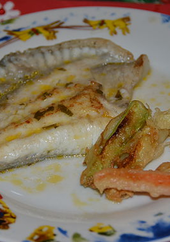 Una foto de Rodaballo en salsa Meunière y tempura de verduras