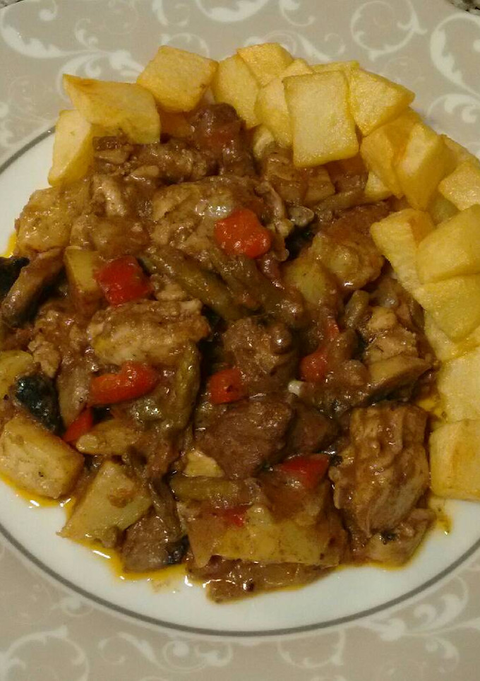 Una foto de Contramuslos de pollo con higaditos y verduras