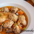 Pollo guisado con albóndigas