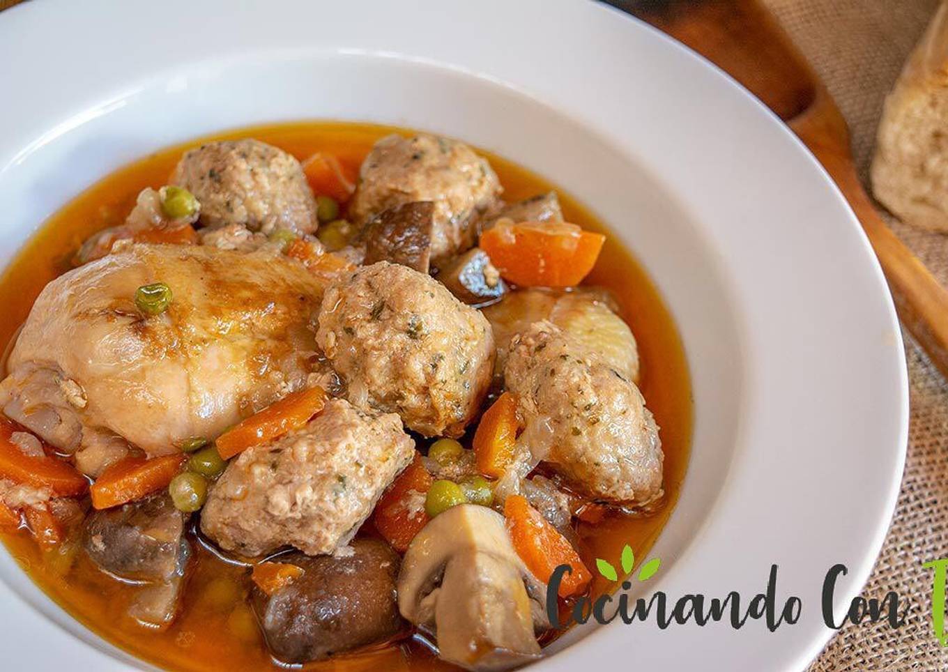 Pollo guisado con albóndigas