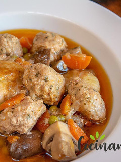 Una foto de Pollo guisado con albóndigas