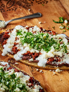 Una foto de Huaraches con Chorizo y Frijoles
