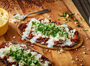 Una foto de Huaraches con Chorizo y Frijoles